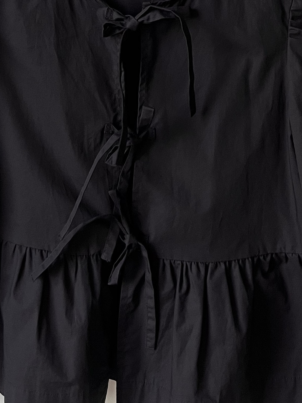 Aaron & Amber Black Tie-Front Puffy Sleeves Ruffle Hem Blouse
Size M